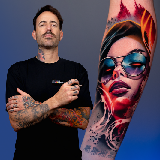 Tatuaje de retrato realista a color con fondos de acuarela