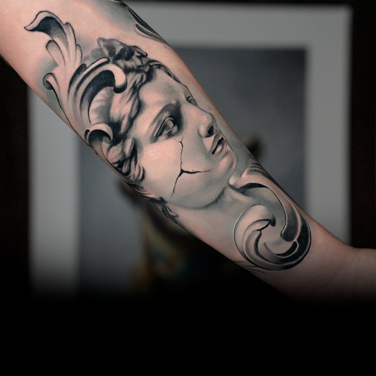 Del Mármol a la Piel: Tatuaje Realista de Estatua en Tonos Grises